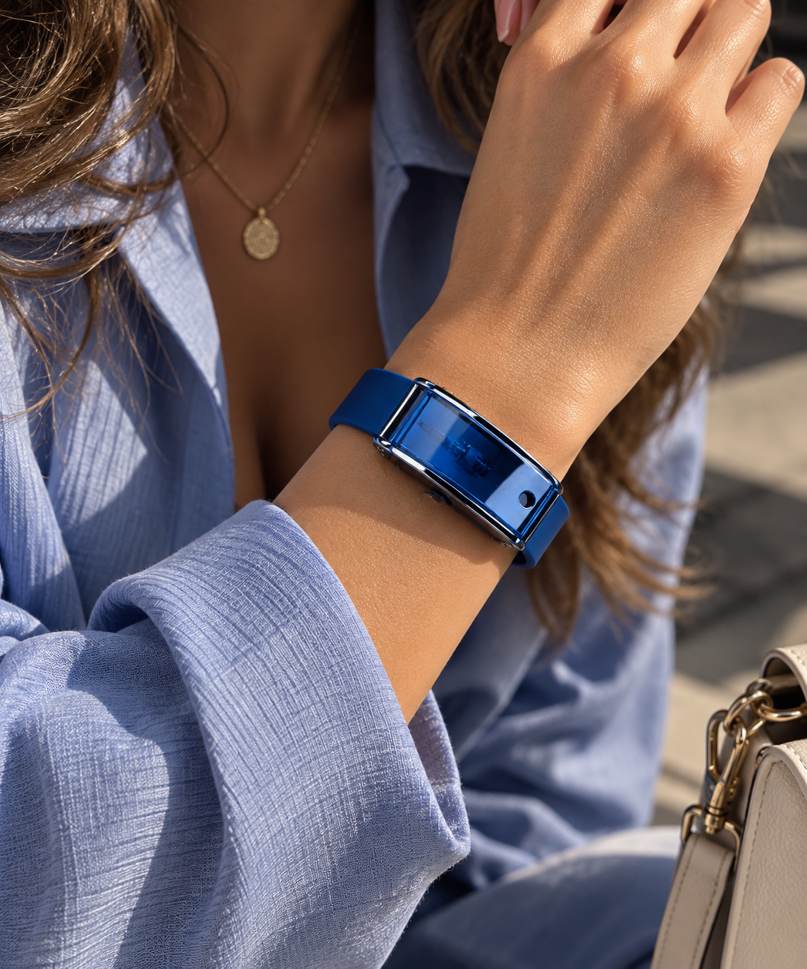 Elegáns kék HANE parfümös karkötő csuklón viselve, minimalista stílusú kiegészítő